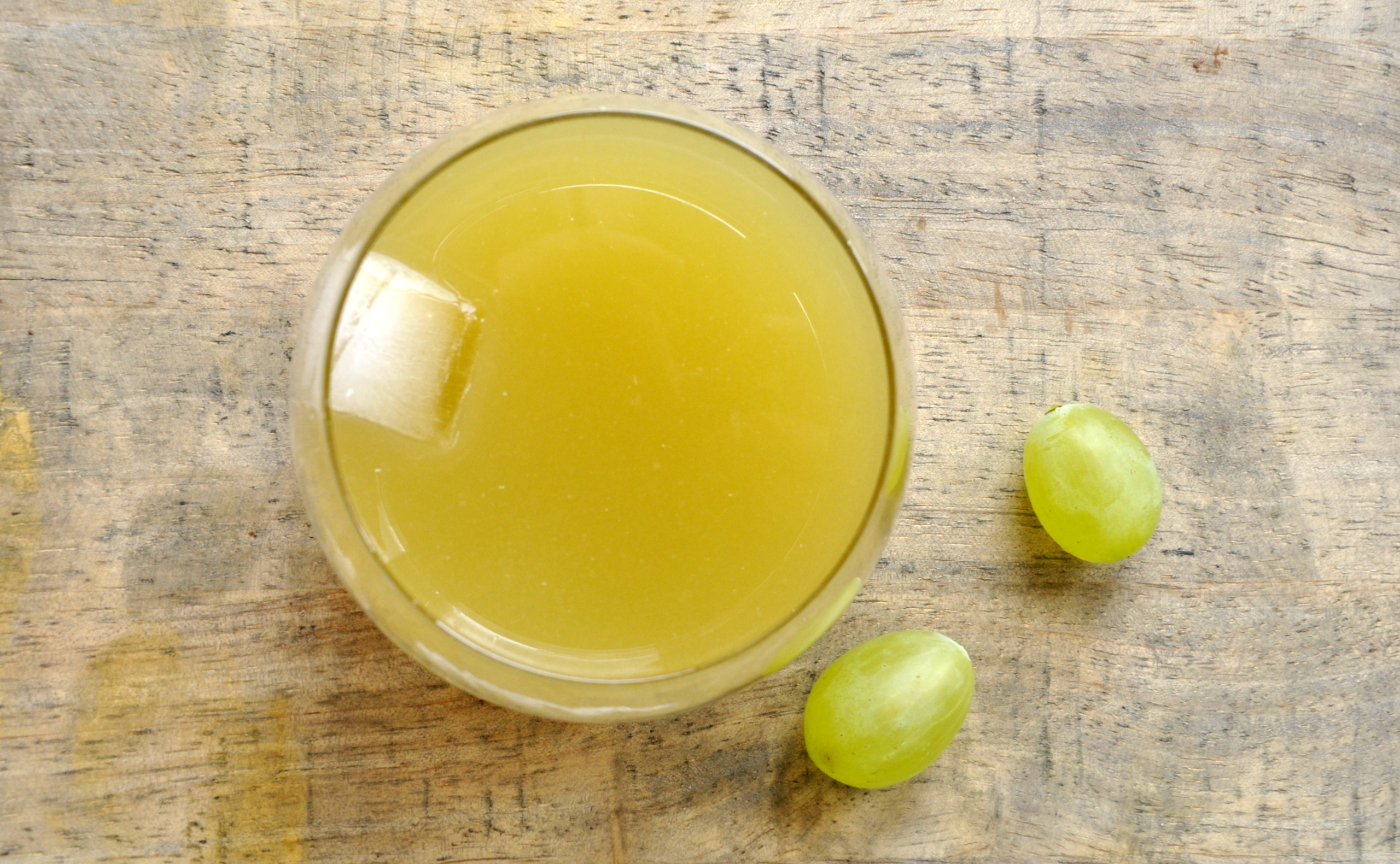 Jus pomme et raisins